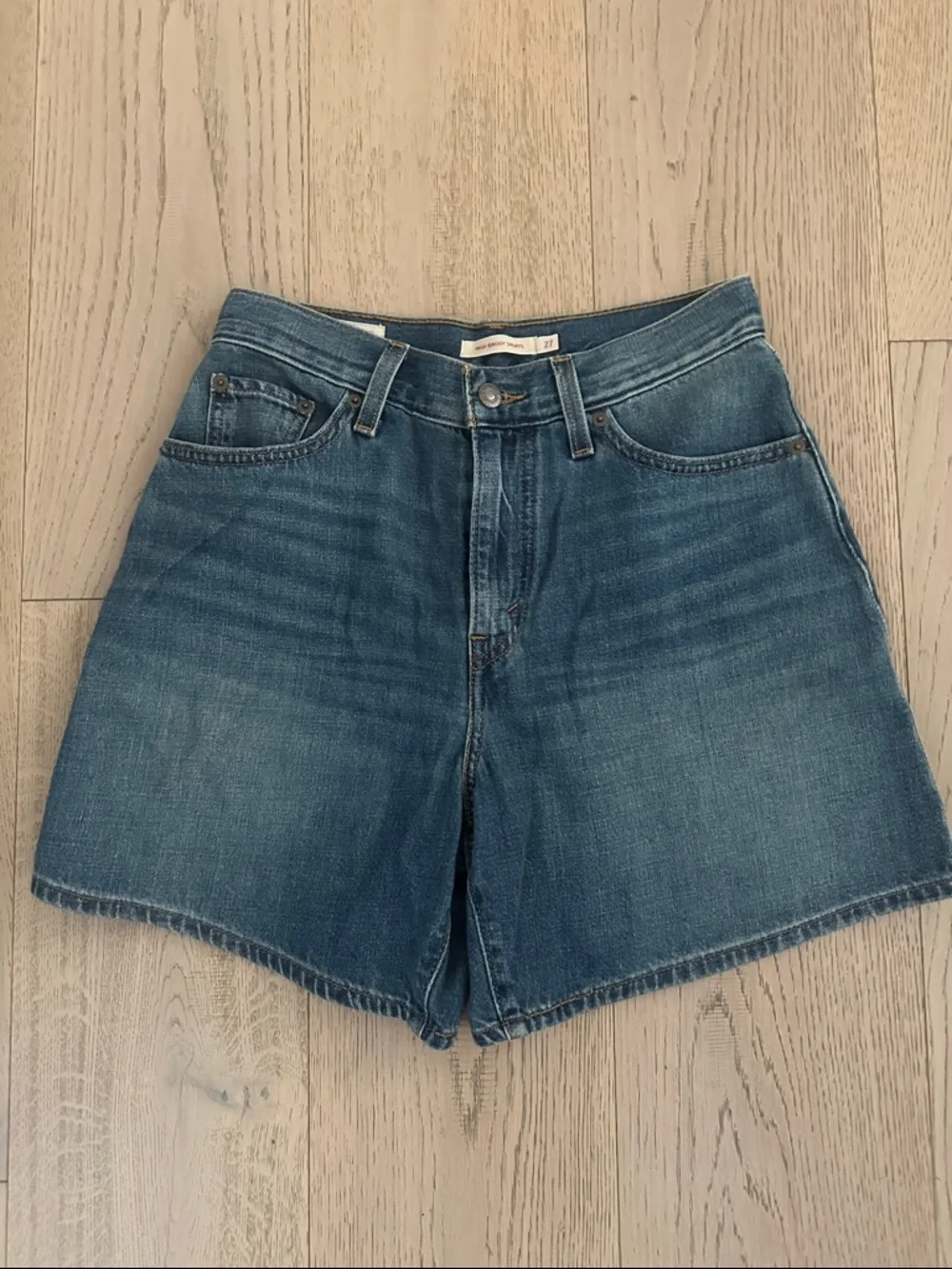 Levi's lightweight denim Baggy short mid Blue wash